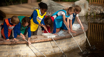 Children_enjoy_pond_dipping_at_the_isis_eduation_centre_at_the_lookout__hyde_park_signpost
