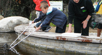 Volunteer_with_pond_dipper_signpost