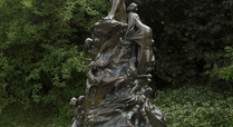 Peter_pan_statue_in_kensington_gardens__c__anne_marie_briscombe_signpost