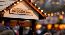 Mulled_wine_at_hyde_park_winter_wonderland_signpost