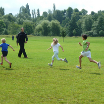 Children_run_in_the_regent_s_park__together_with_trainer_square