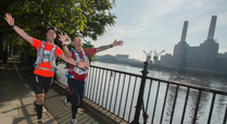 Runners_of_the_ultra_run_alongside_the_river_thames_in_london_signpost