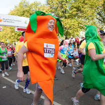 Runners_dressed_up_as_a_carrot_and_a_pea_in_the_royal_parks_foundation_half_marathon_square