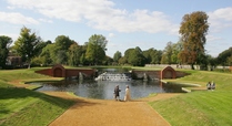 View_of_the_water_gardens_in_bushy_park_with_actors_in_baroque_custome__to_mark_its_refurbishment_in_2009_signpost
