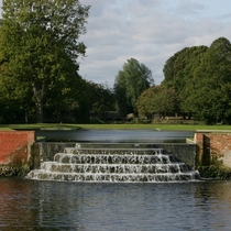 Water_gardens_in_bushy_park_square