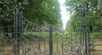 The_way_gates_in_richmond_park_signpost