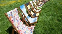 Deckchairs_in_the_park_signpost