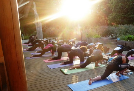 Sunset_yoga_in_hyde_park_article_detail