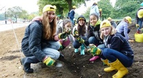 Girls_from_francis_holland_school_planting_daffodil_bulbs_in_hyde_park_signpost