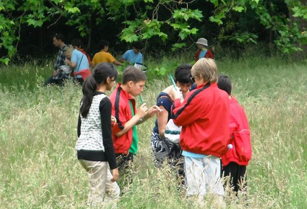 Students_learning_out_in_the_field_article_detail