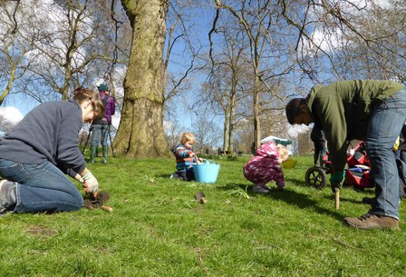 Family_planting_snowdrops_in_hyde_park_article_detail
