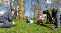 Family_planting_snowdrops_in_hyde_park_signpost